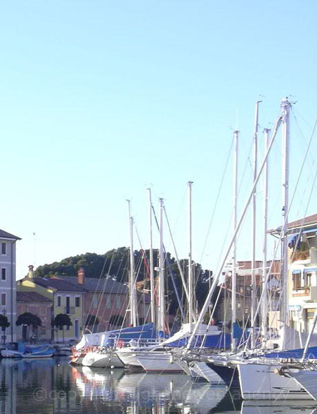 Barche a vela su isola di Grado foto